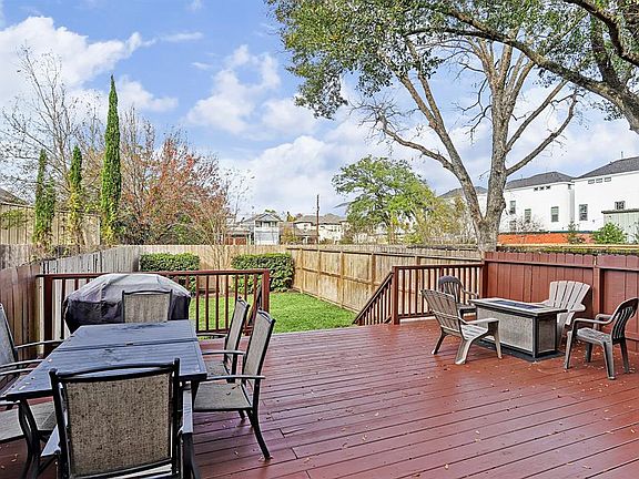 Impressive-sized deck is great for entertaining!