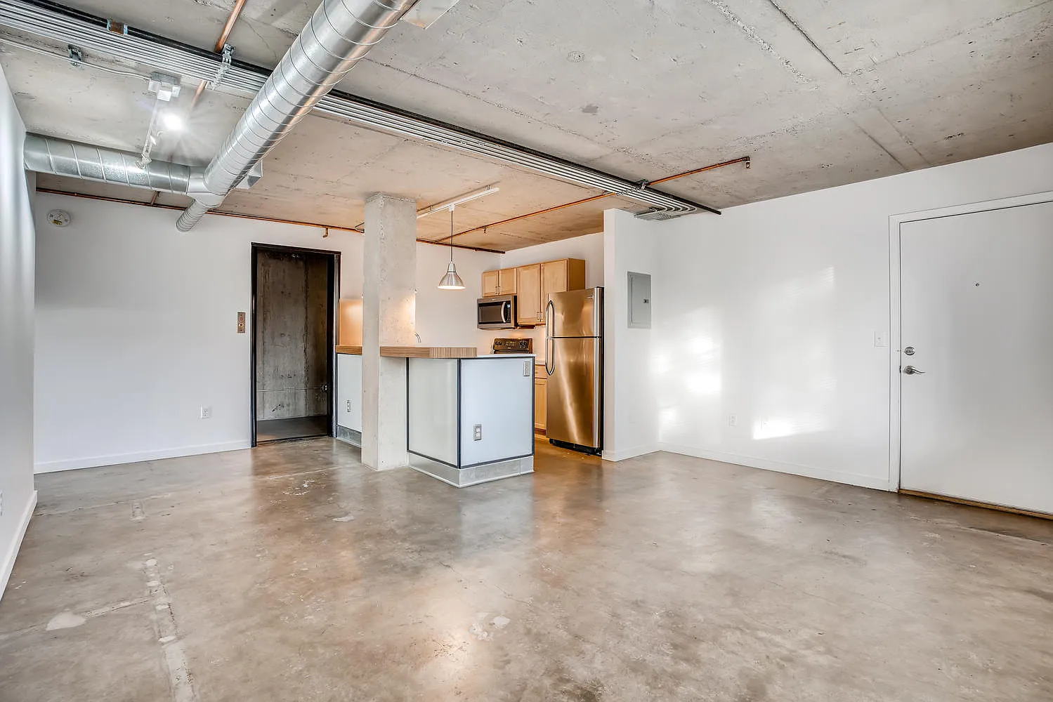 2 bed, 996 sqft, $1,945 — Photo 1