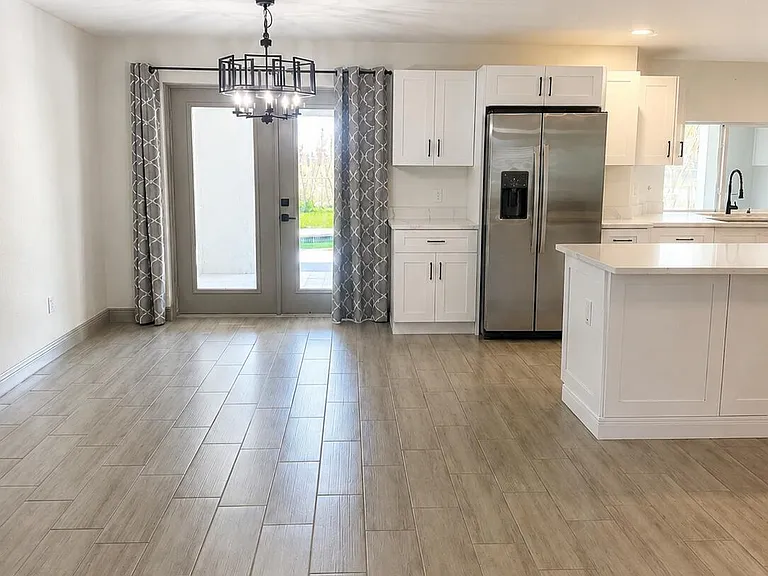 907 Antigua Ave — Photo 8