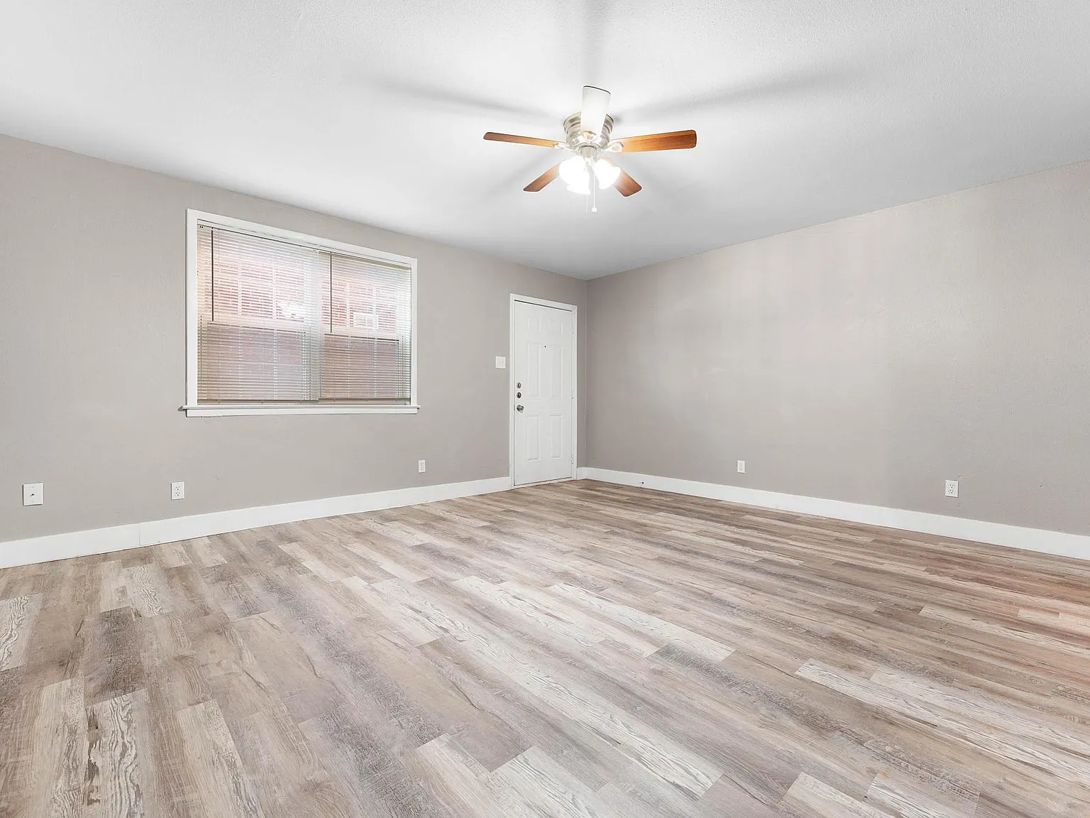 2 bed, 920 sqft, $960 — Photo 3