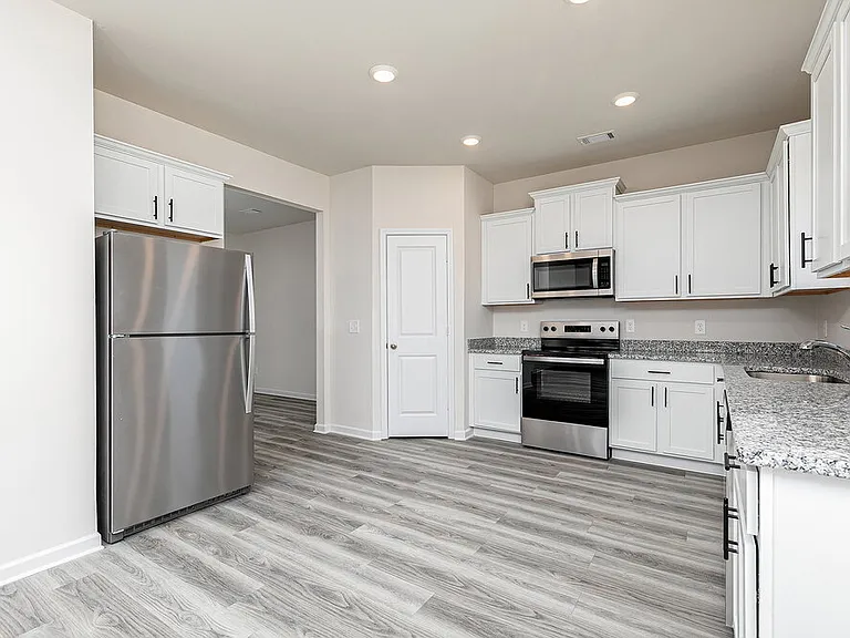 639 Mackenzie Cv — Photo 7