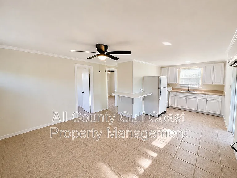 832 Pine St — Photo 3
