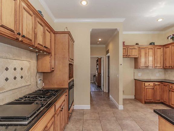4th image of 300 Loma Linda Ln