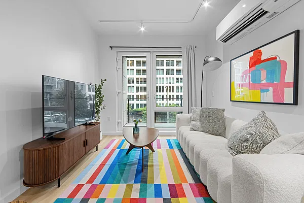 Living room, photo 2