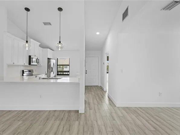 9295 Lake Park DR #201, FORT MYERS, FL 33919