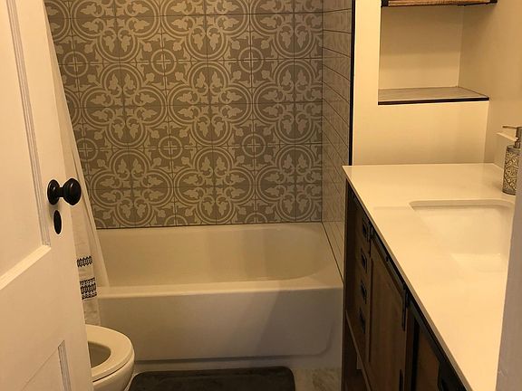 Bathroom Shower/tub/toilet