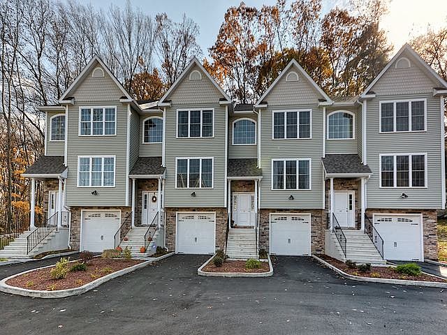 2nd image of 11 Old Oak Dr