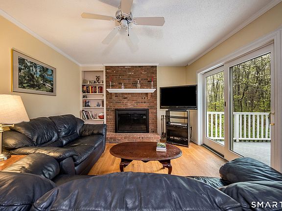 4th image of 526 Horse Pond Road