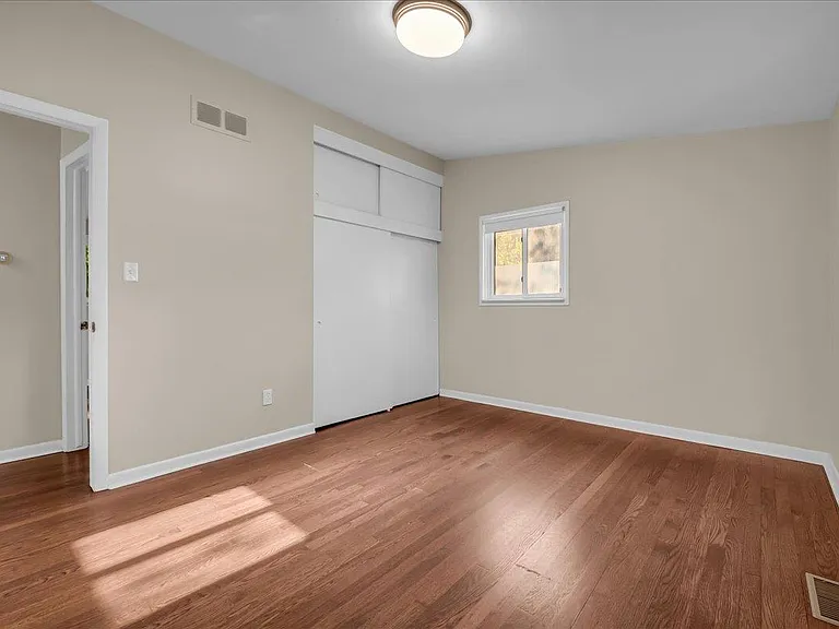 24240 Beverly St — Photo 25