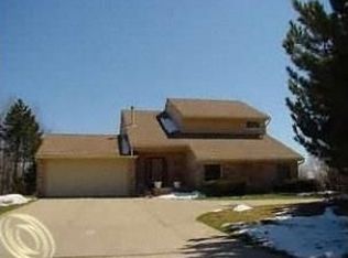 30402 Knighton Dr, Farmington Hills, MI 48331