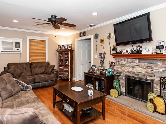 5th image of 140 Earl St
