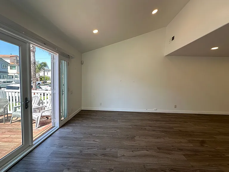 220 21st St — Photo 14