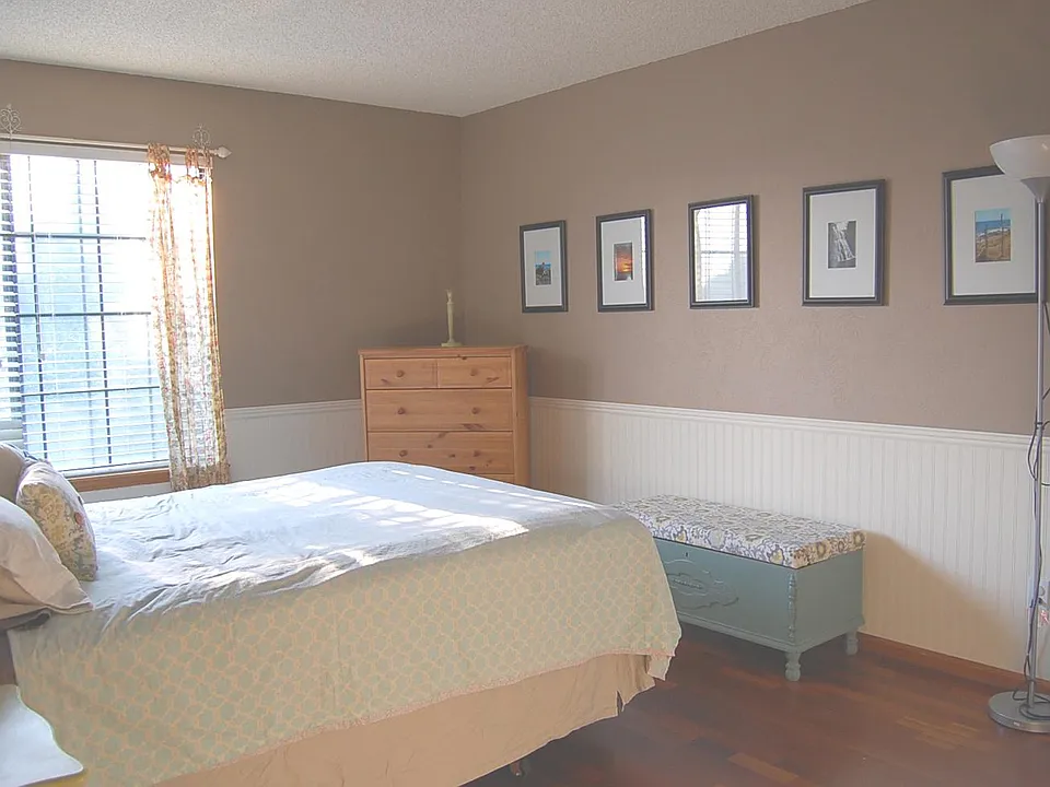 Master bedroom : Bright and airy with hardwood floors and attached master bath.