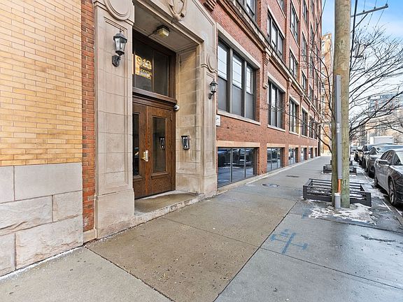 2nd image of 913 W Van Buren St APT 4A