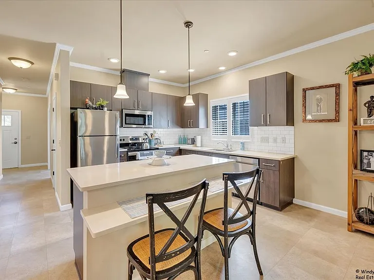 517 W Rand Rd — Photo 2