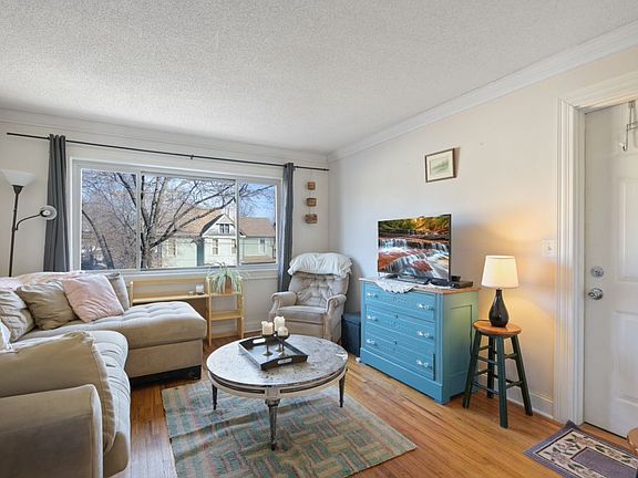 4th image of 423 31st St W #202