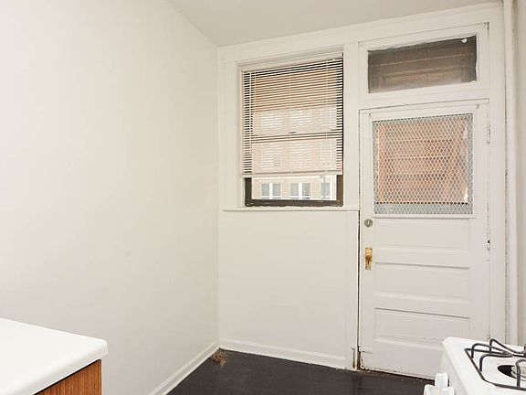 5th image of 825 W Waveland Ave APT 1N