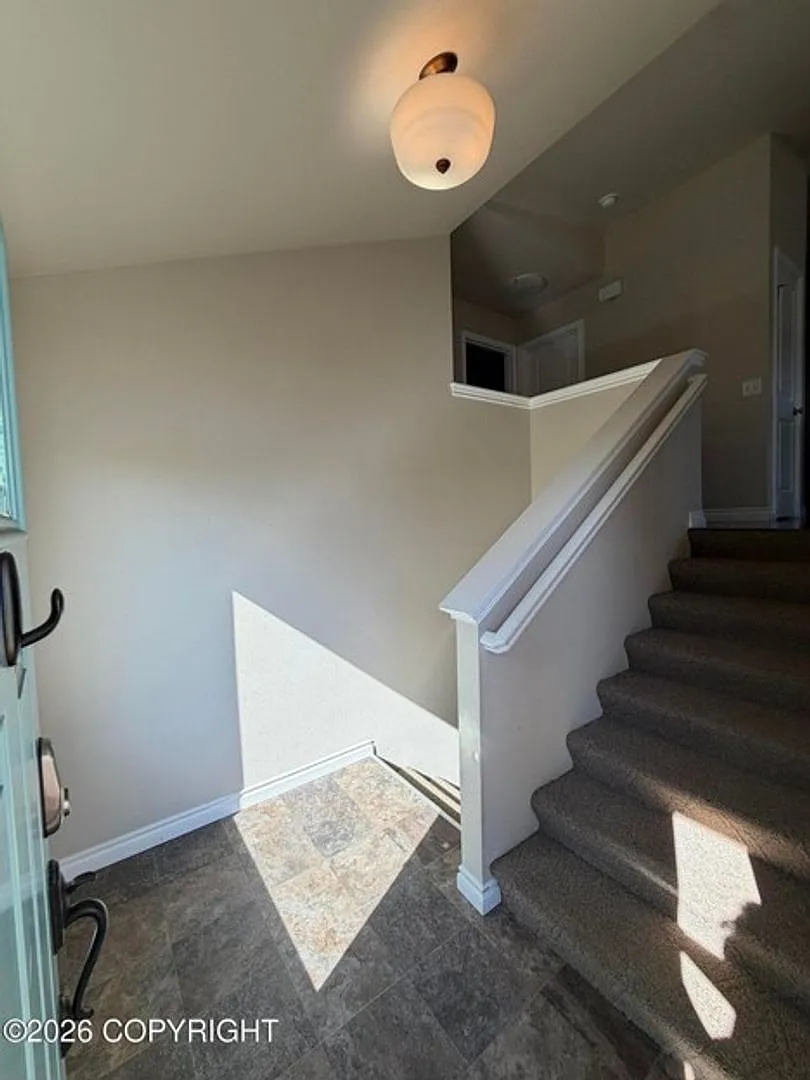 3 Bedroom Home close to JBER and downtown — Photo 4