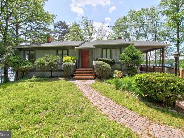 265 N Lakeshore Dr, Louisa, VA 23093