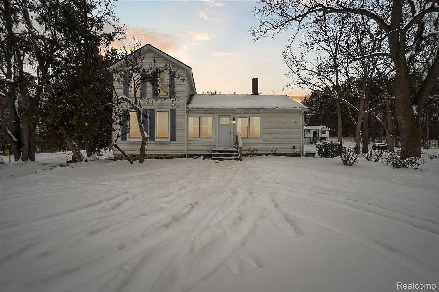 793 Oakwood Rd photo 1