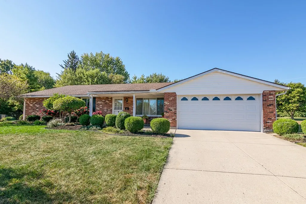 800 Treherne Ln photo 1