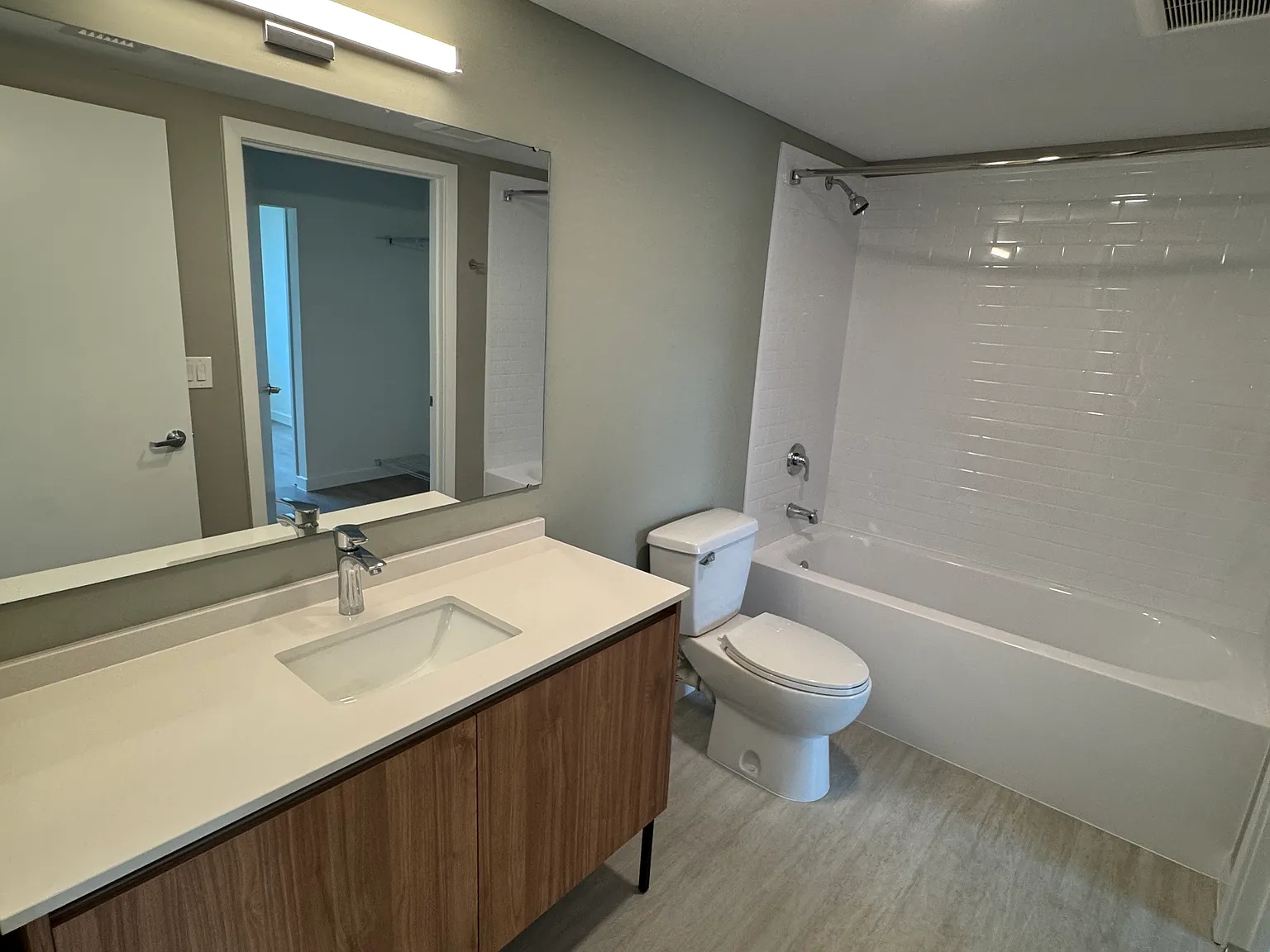 2 bed, 859 sqft, $2,221 — Photo 4