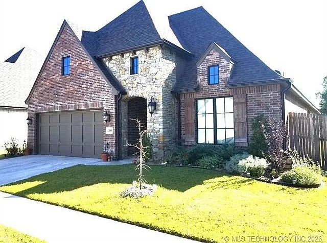 3 bed, 2.5 bath, 2221 sqft, $2,600 — Photo 1
