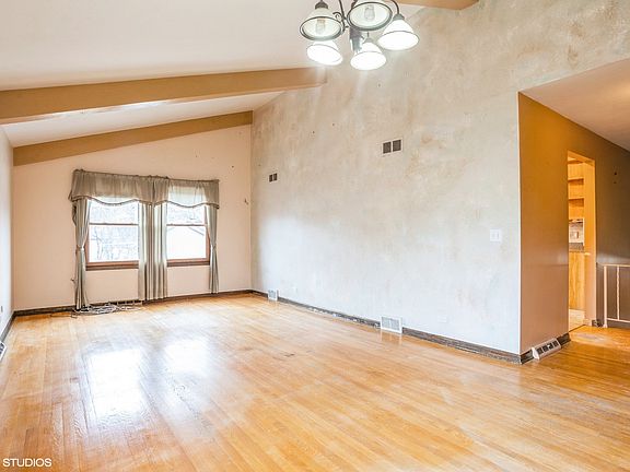 3rd image of 277 Montclare Ln