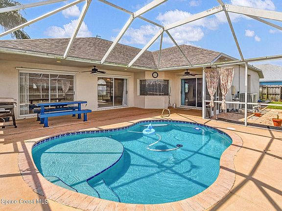 4th image of 510 Sunset Lakes Dr