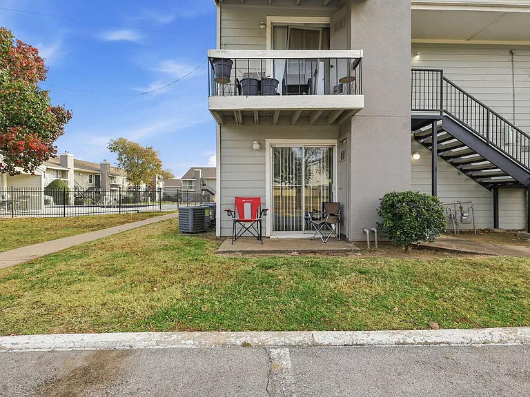 Woodland HIlls Apartments — Photo 2