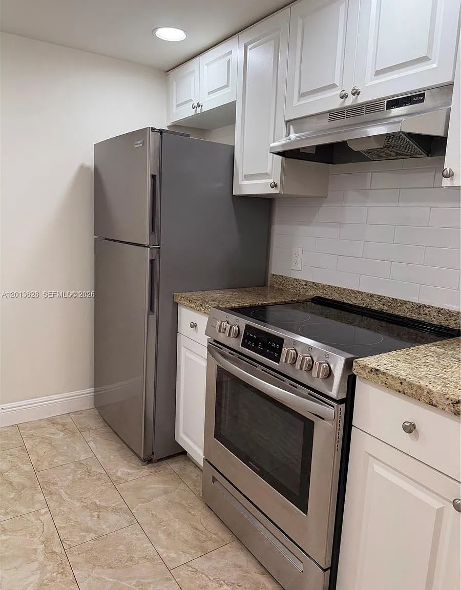 Ivanhoe West At Century V — Photo 1