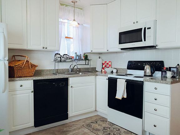 5th image of 2627 Louis Ave