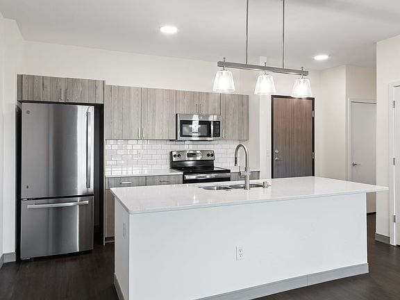 3rd image of 2420 E Capitol Dr #210