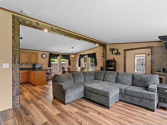 3rd image of 180 Guillard Rd