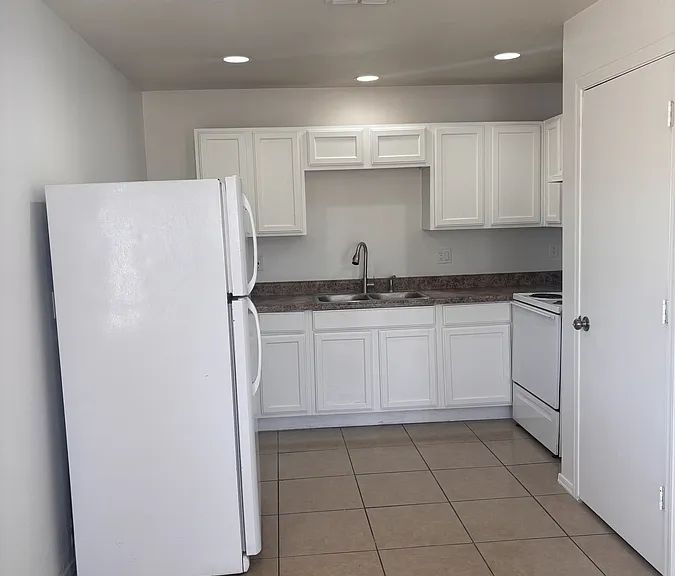 1597 W Mountain View Rd #5 — Photo 3