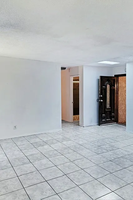 5 bed, 1800 sqft, $3,200 — Photo 2