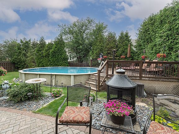 Check out that little bit path of green grass leading to the yard and the pool! There are so many li