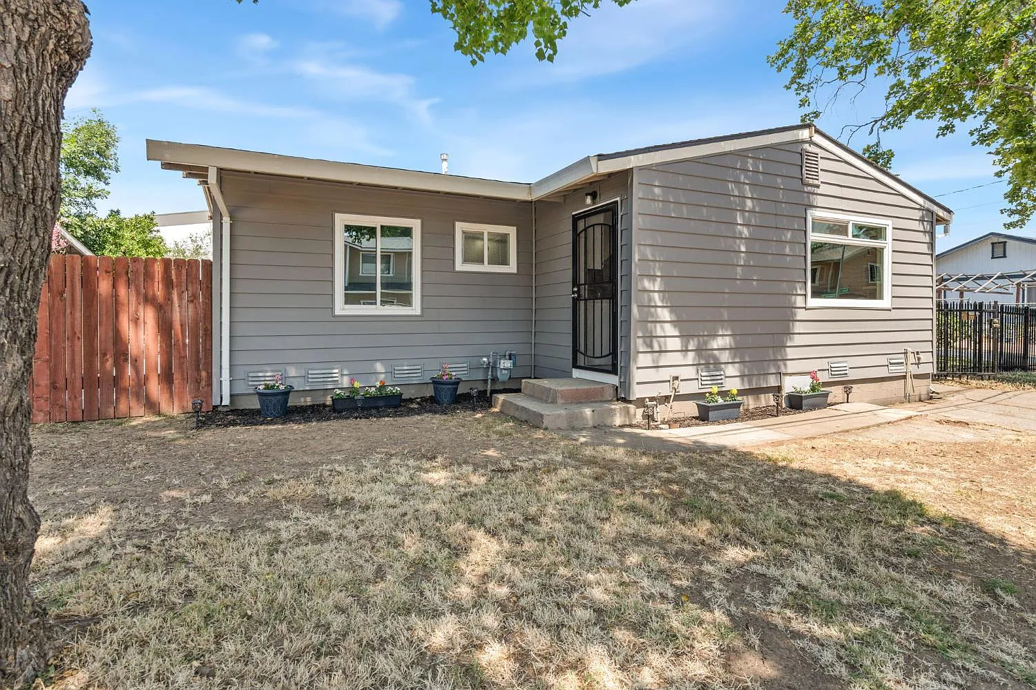 301 Nimitz St photo 1