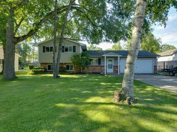 5535 Lake Vista Dr, Waterford, MI 48327