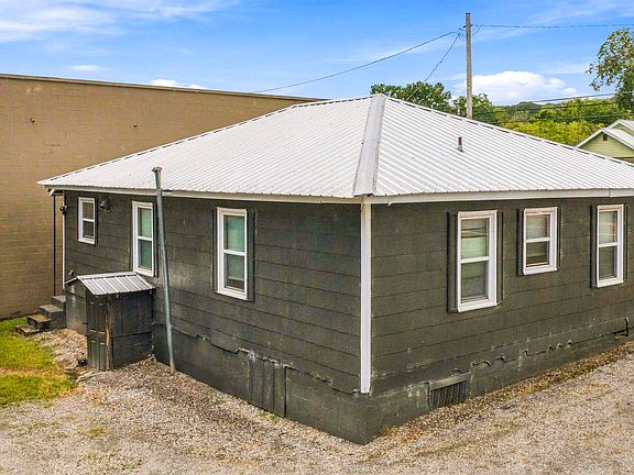 3rd image of 1009 Gault Ave N