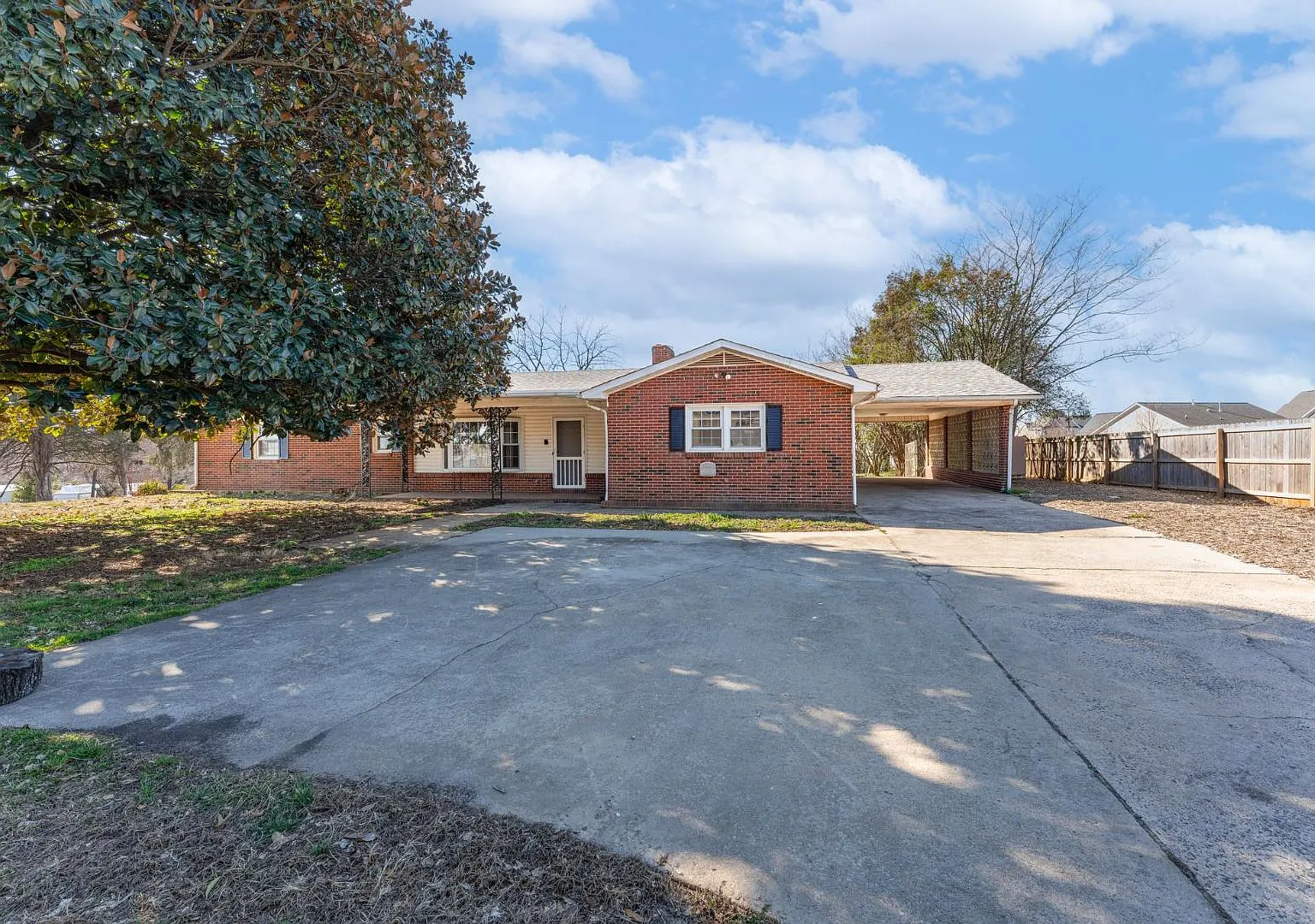 1403 W Mountain St — Photo 1