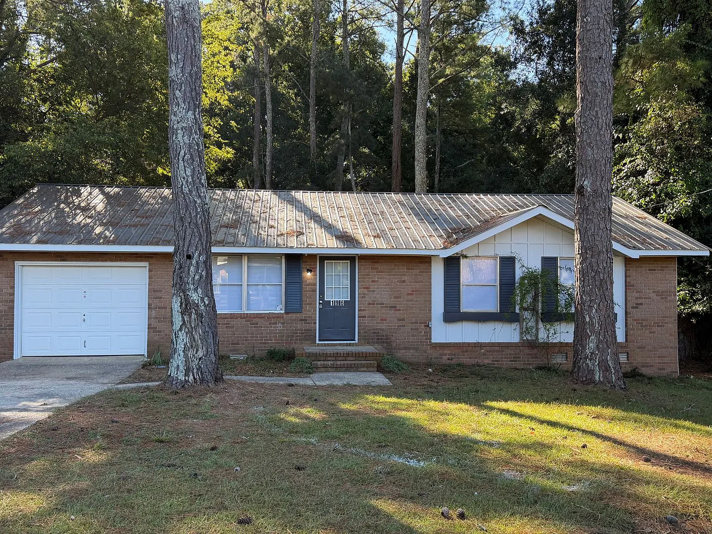 3 Bedroom/1.5 Bath Home on Westside! Available now! — Photo 2