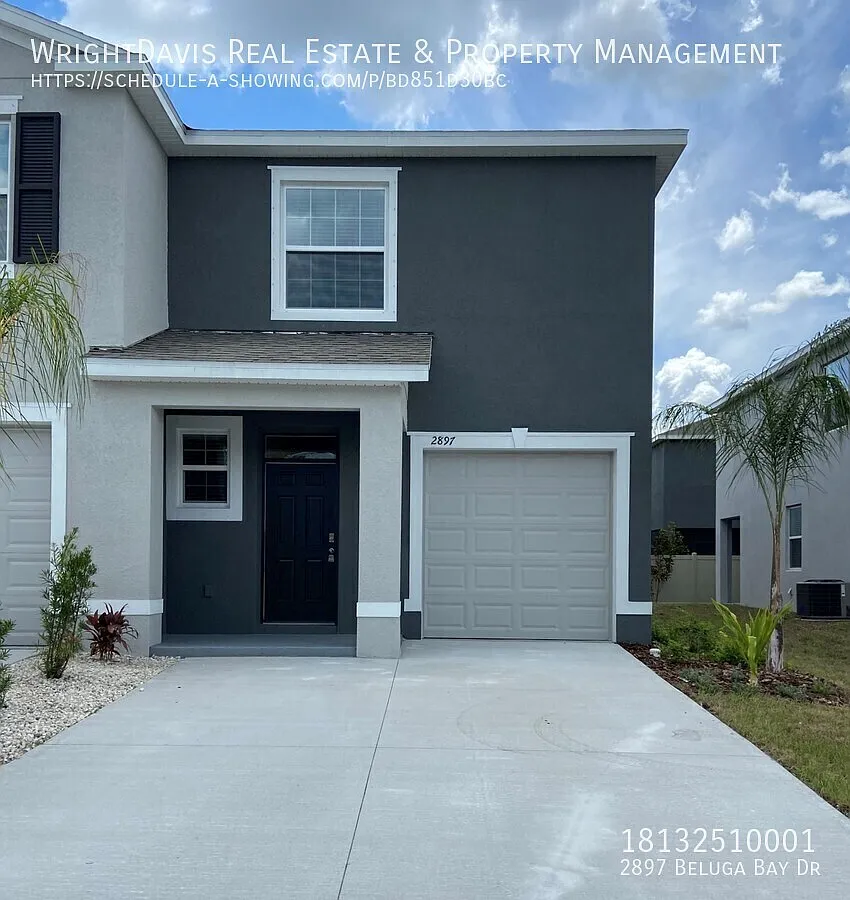 Beautiful 3-bedroom, 2.5-bathroom end-unit home — Photo 1