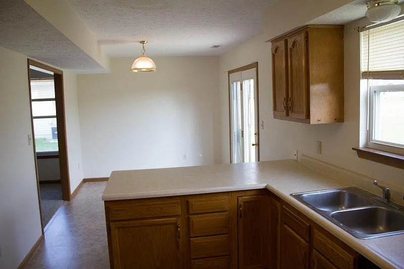 4 bed, 2.5 bath, 1920 sqft, $2,250 — Photo 3