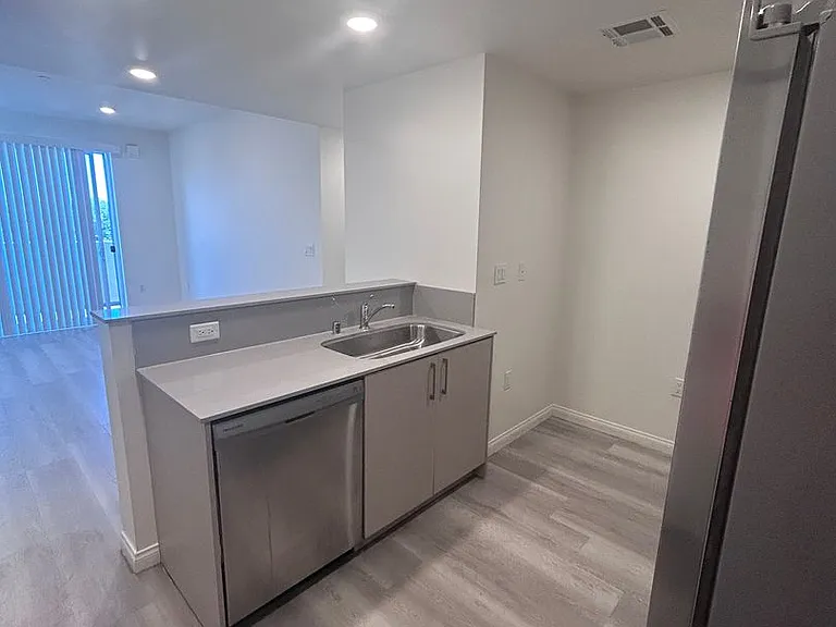 V on Victory Apartments — Photo 55