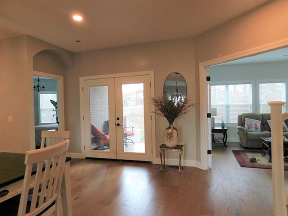4th image of 34 Oak Hollow Rd