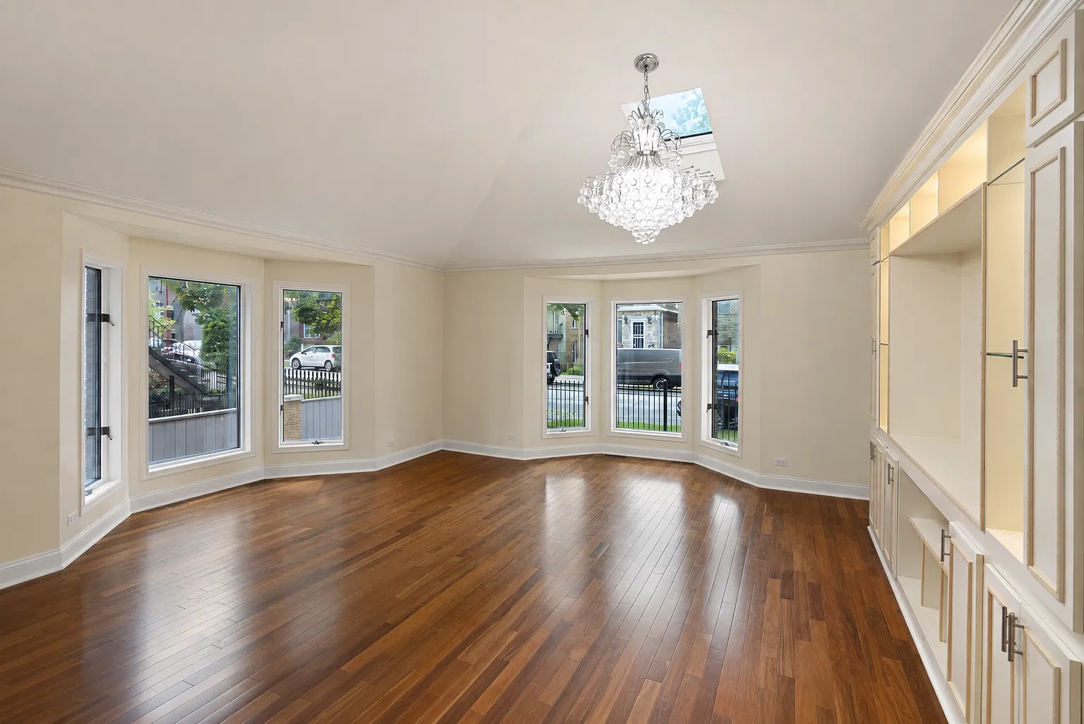 4 bed, 4300 sqft, $5,200 — Photo 4