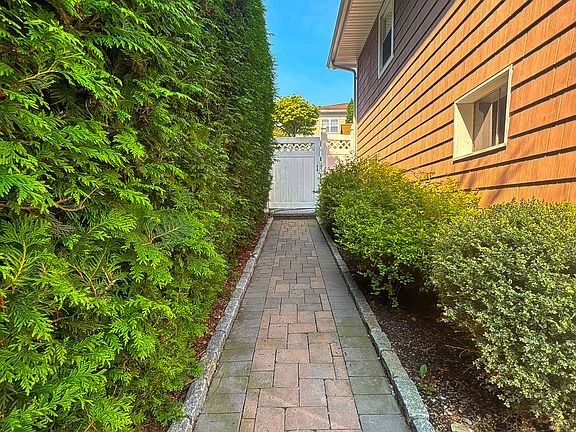 4th image of 120 Pilgrim Dr