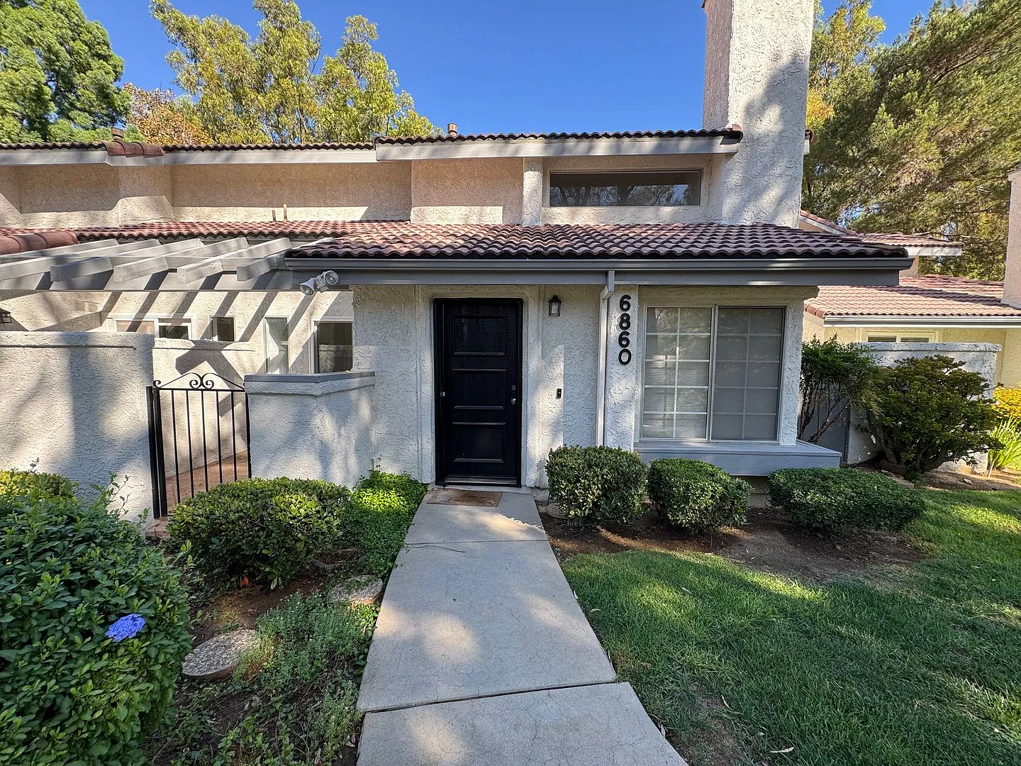 Comfortable Oak Park Living Near Deerhill Park — Photo 1