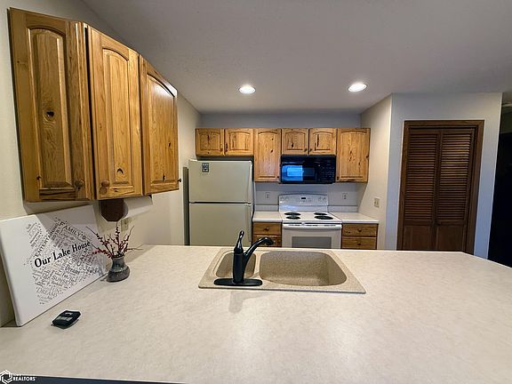 3rd image of 414 E Lake St APT 8